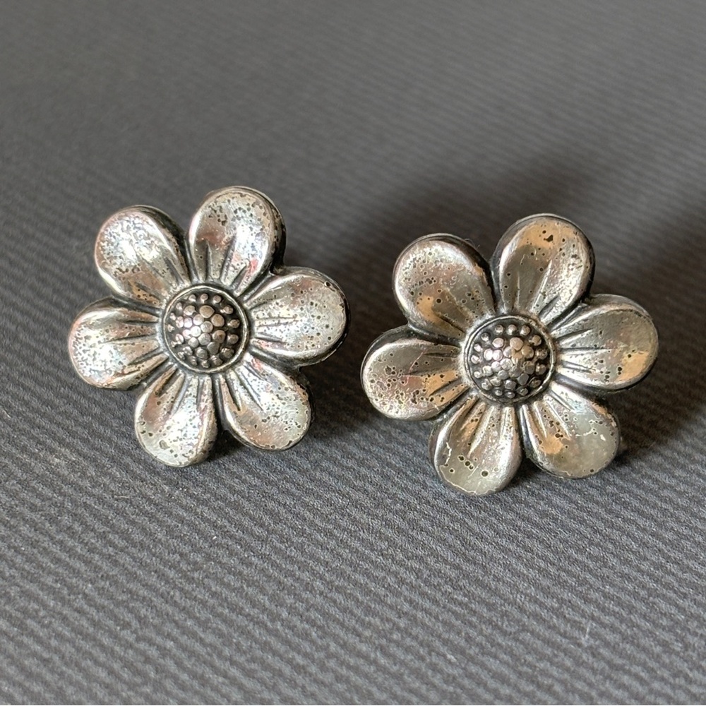 - VINTAGE: Dainty Sterling Silver Flower Earrings